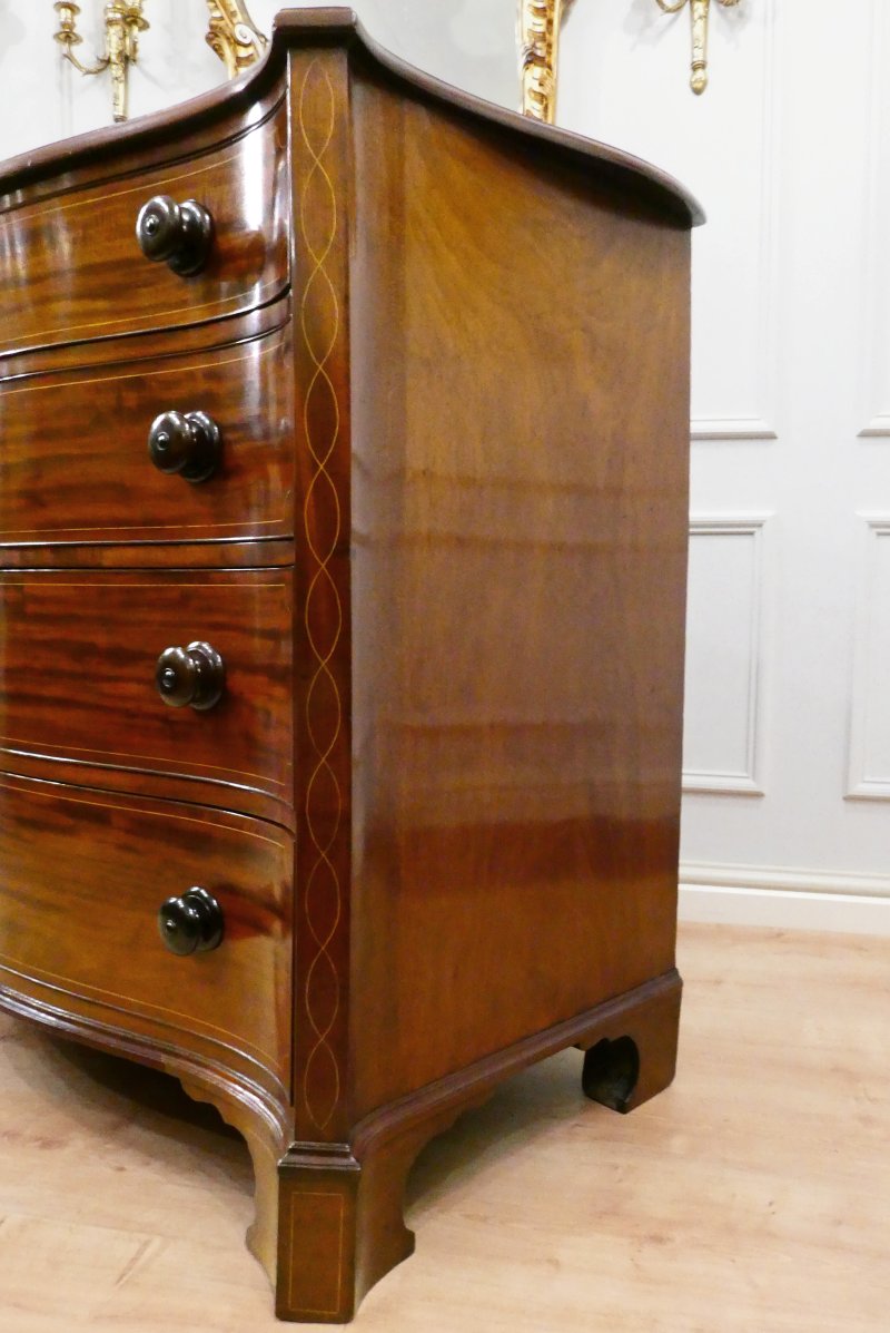 Georgian Mahogany Serpentine Fronted Chest of Drawers Attributed to Gillows - Image 10